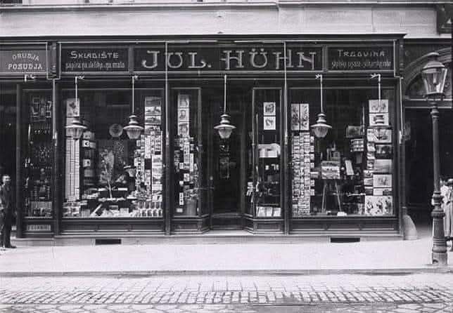 Specijalizirana trgovina školske, pisaće i slikarske robe 1890.godine. Trgovina slikarske robe Juliusa Hühna, otvorena 1837. u jednokatnici koju je 1830. izgradio veletržac žita Franjo Čavrak